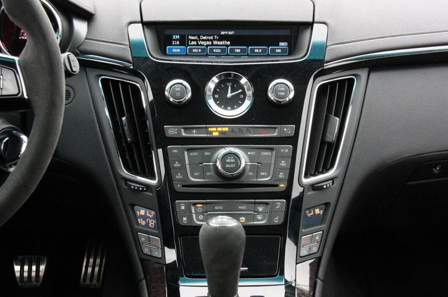  Cadillac CTS-V Sport Wagon 2011 года  (фото 32 из 73)